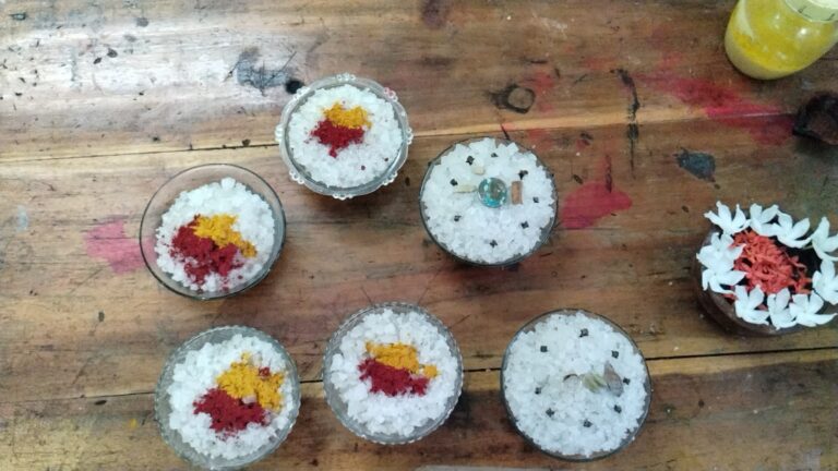 பூஜை அறையில் கல் உப்பை வைக்கலாமா? அடகு வைத்த தங்க நகைகளை மீட்க இதுவே சிறந்த கல் உப்பு பரிகாரம்… அடேங்கப்பா